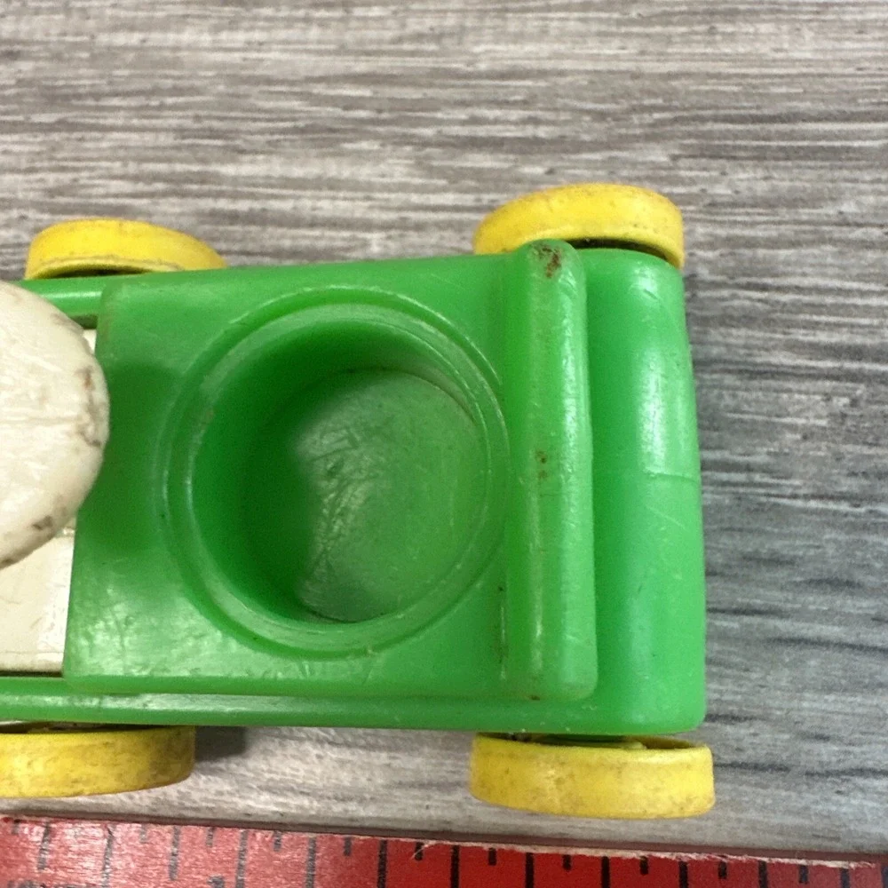 Vintage Fisher Price Little People Green Car Yellow Wheels Plastic Toy Vehicle‎